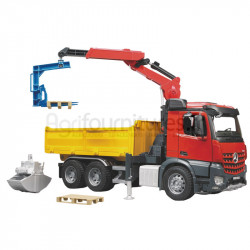 Camion de chantier avec grue, grappin et 2 palettes MB Arocs Bruder