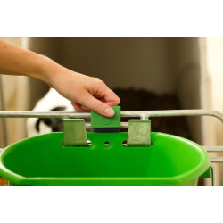 Sécurité antidécrochage Bucket Guard pour seau à veau Kerbl