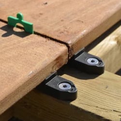 Système de fixation invisible de lame de terrasse bois, seau de 64 fixations et 20 taquets