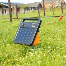 Electrificateur solaire S100 avec batterie 12 Volt Gallagher + OFFERT 1 piquet de support